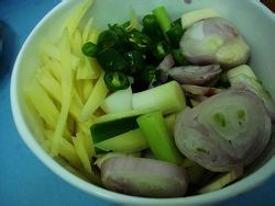 姜葱隔水蒸鸡的做法