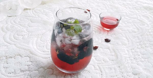 桑葚蔓越莓冰饮