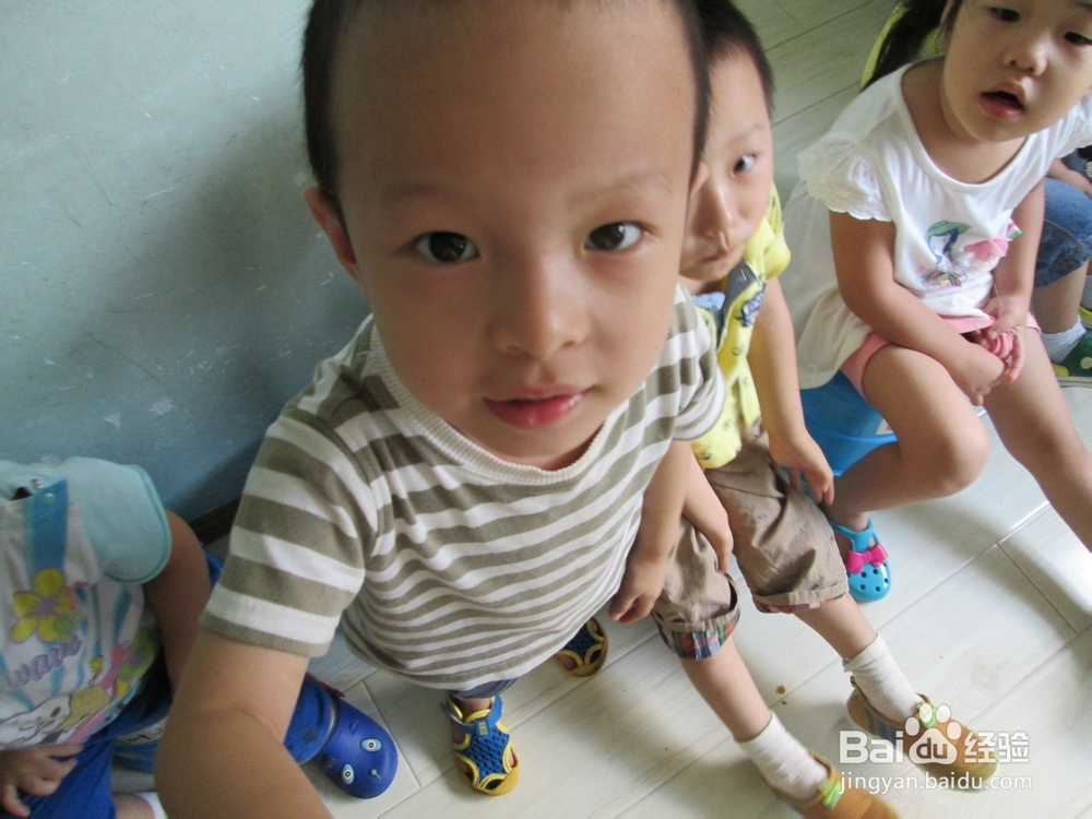 如何教小班的小朋友大胆的自我介绍？