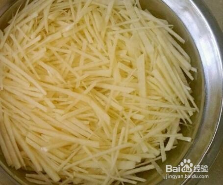 自己做一道开胃的素菜泡椒土豆丝