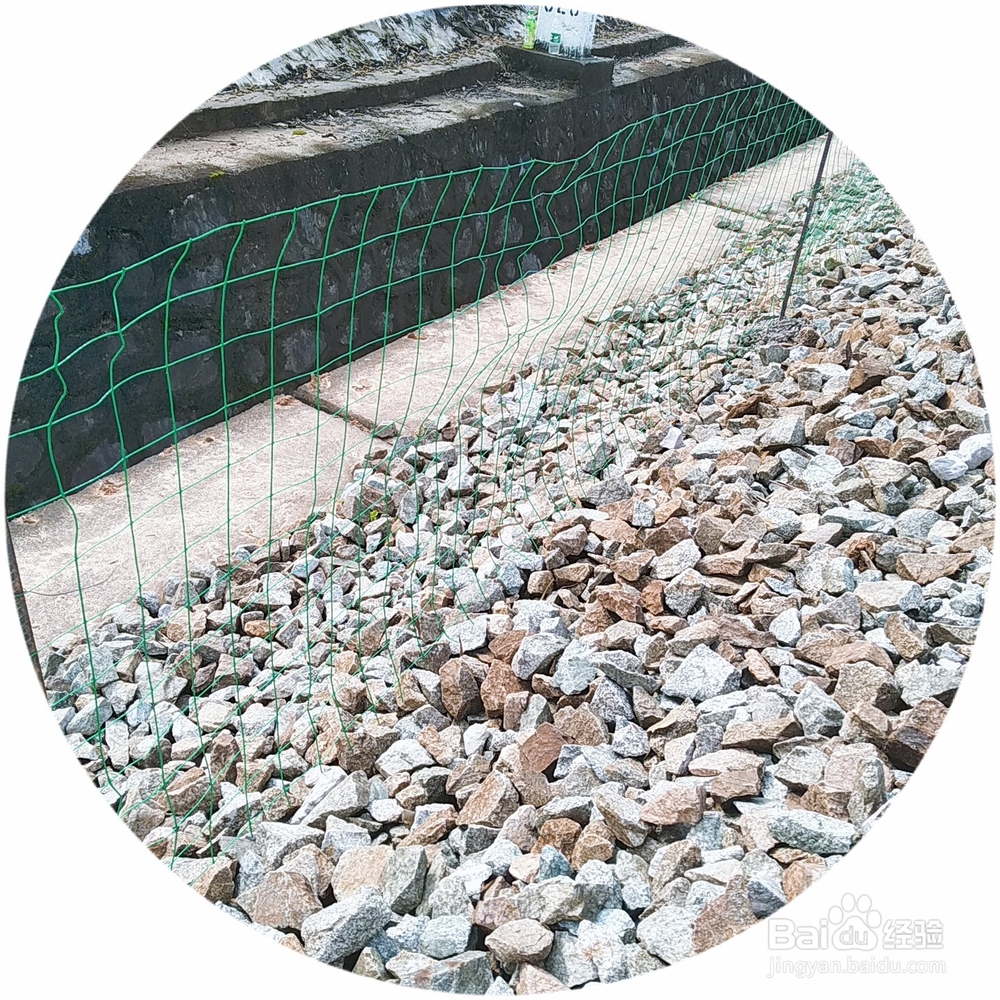 作业区域与铁路线路之间隔离栏的设置要求?