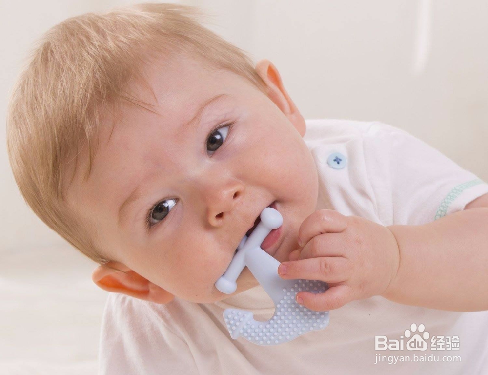 如何给出牙期孩子挑选牙胶或围兜？