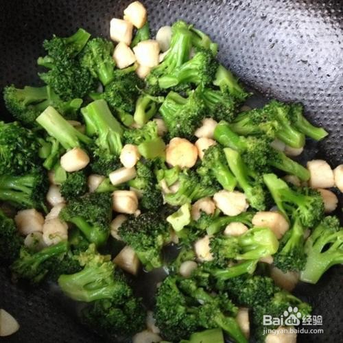 西蓝花炒鲜贝丁