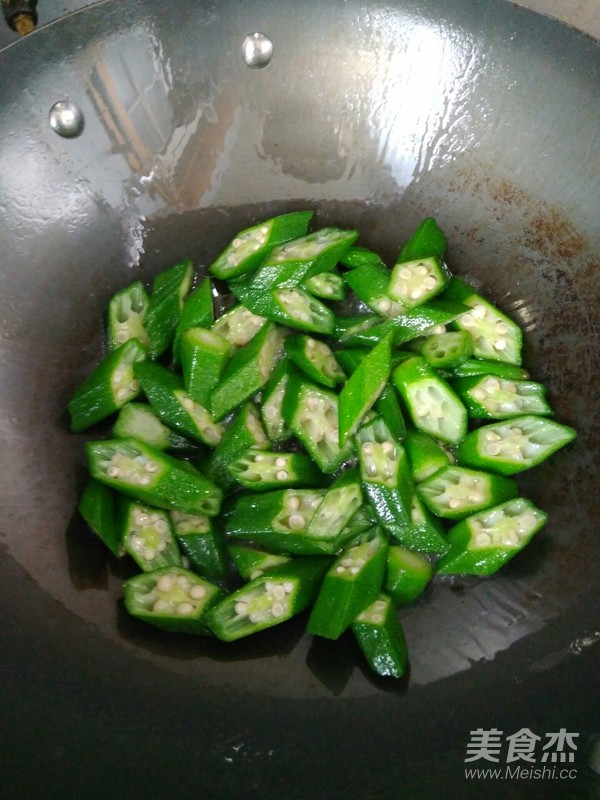 秋葵炒虾仁的做法
