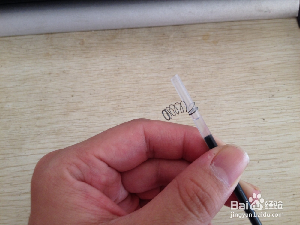 如何用中性笔芯和小弹簧做简易手机支架