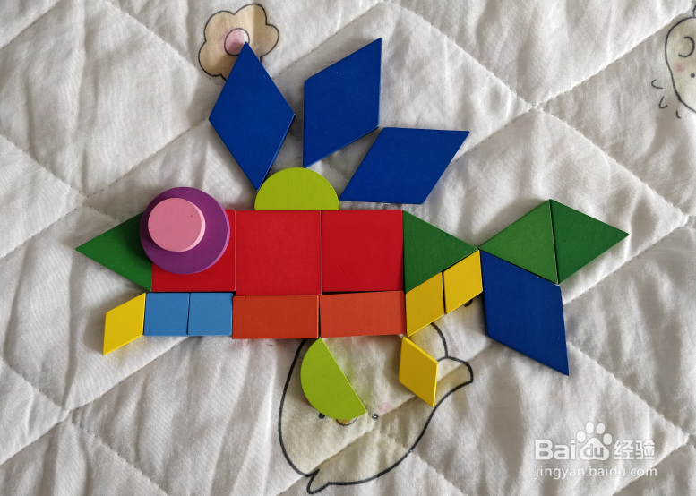 用几何形状积木怎么拼一条细长的海鱼?