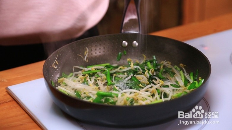 韭菜炒绿豆芽的做法