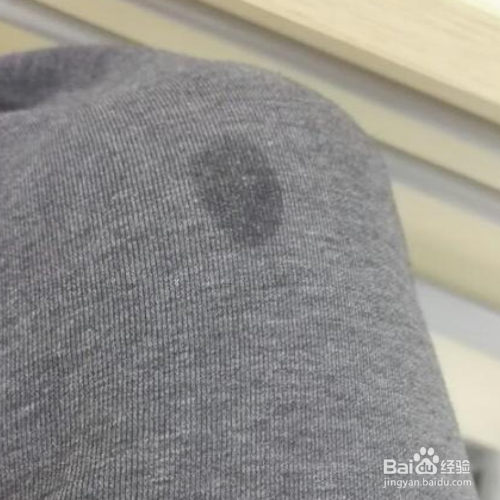 裤子上的油渍怎么洗掉