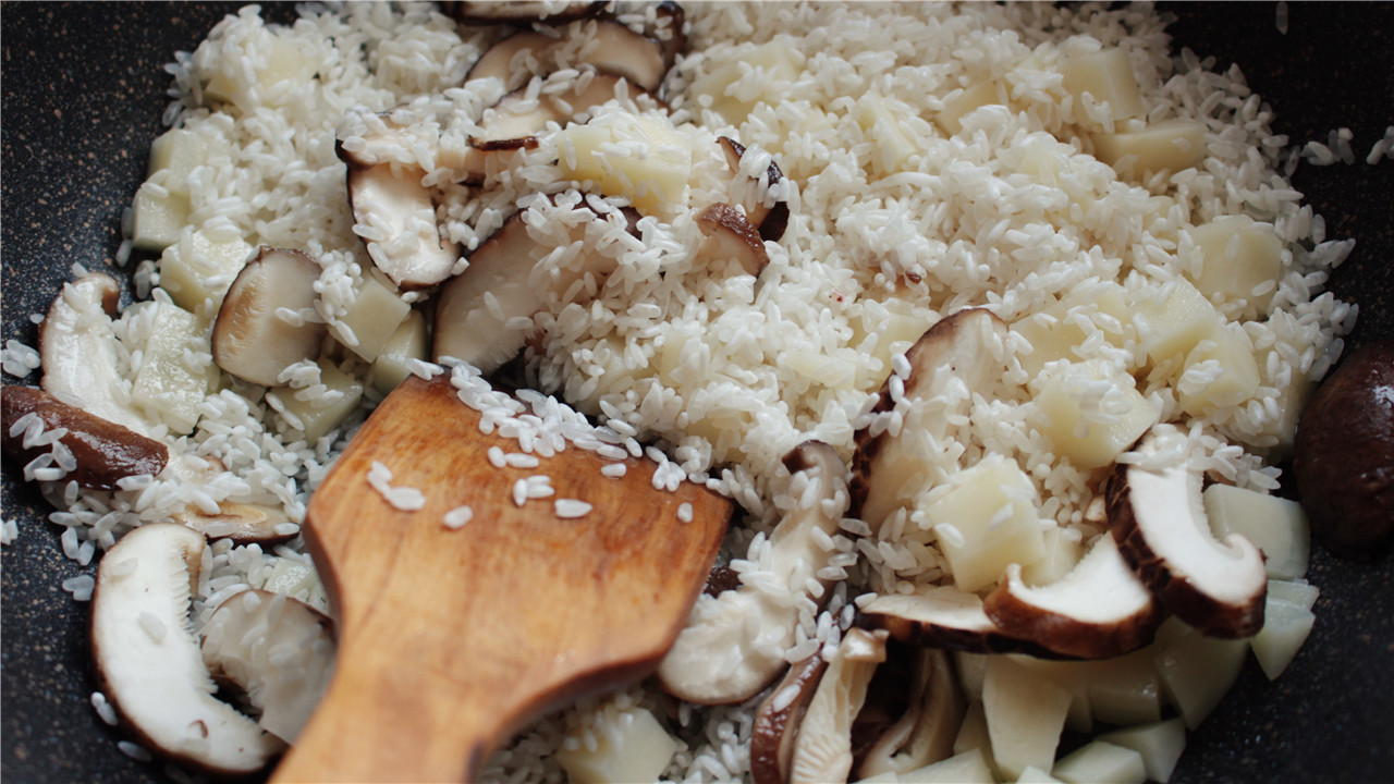 香菇土豆油饭的做法，妈妈们学会了吗？