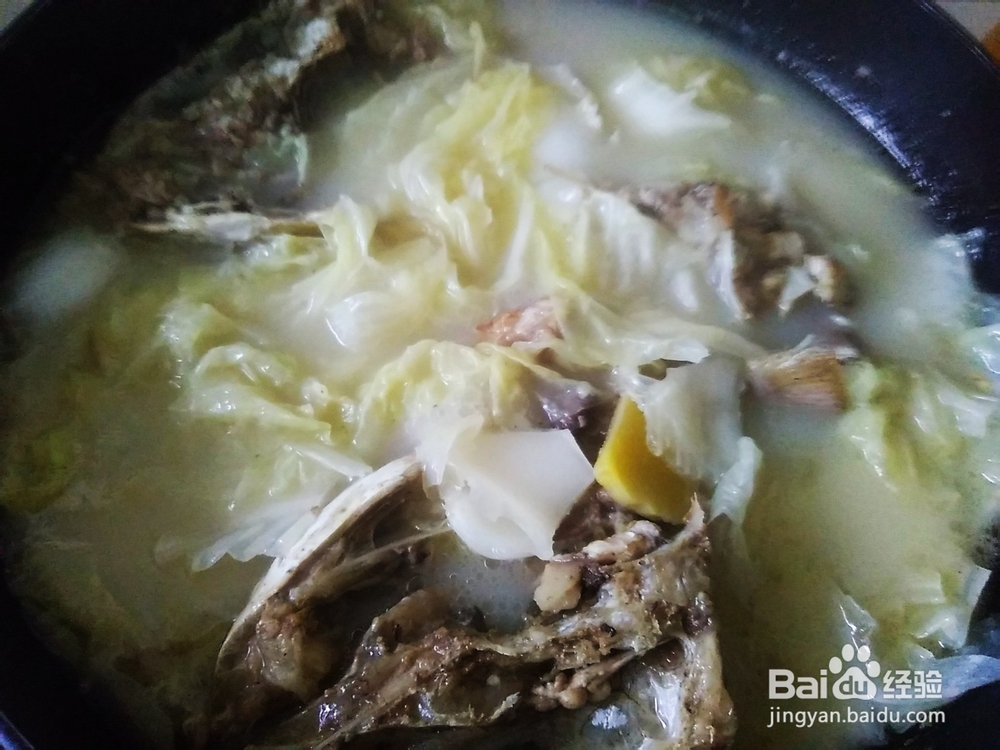 鱼头滚娃娃菜汤的做法