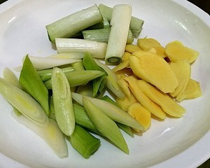 养生食补香菇芋头烧鸡腿的做法