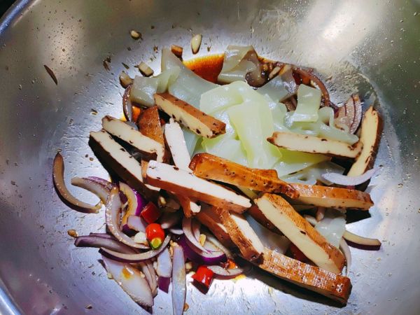 捞汁凉皮香干拌黄瓜