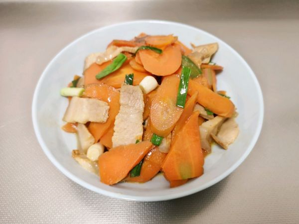 五花肉炒胡萝卜片