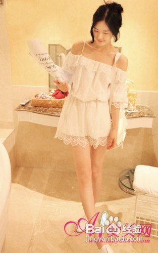 女装搭配风尚：另类时尚穿衣＂微露＂是王道