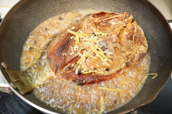 豉油焖烧鲫鱼干