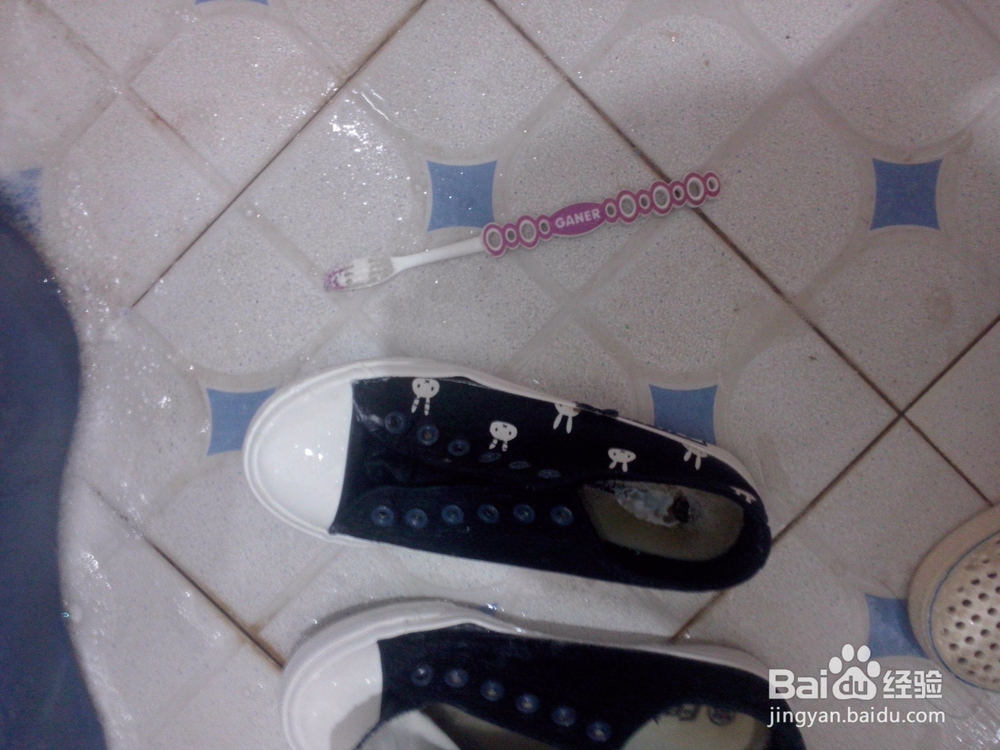 如何把帆布鞋洗的很干净