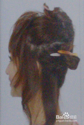 邻家女孩的青春俏丽盘发方法