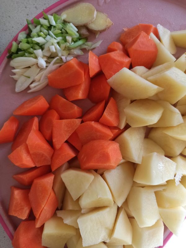 胡萝卜土豆炖鸡块