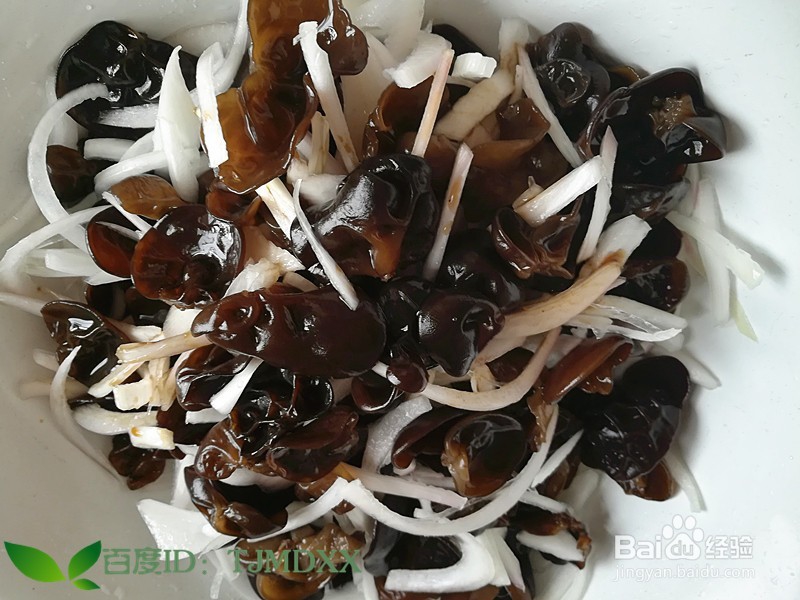 怎么做白洋葱拌东北黑木耳好吃呢