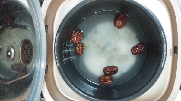 桂圆红枣养生粥