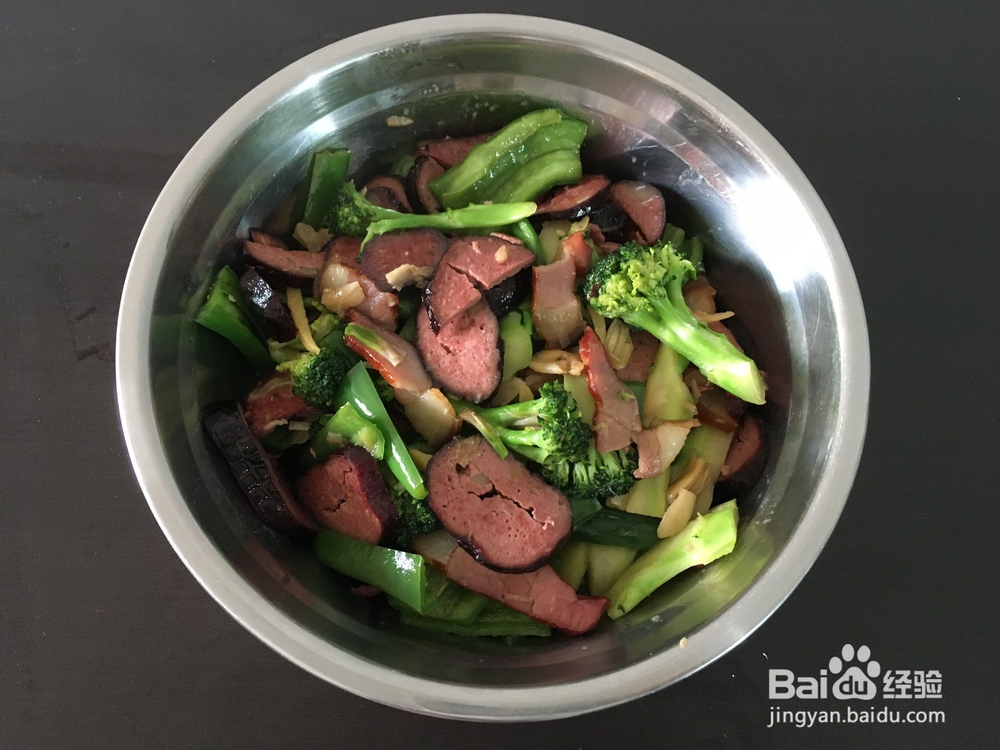 腊肉柴火丸子炒西兰花的做法