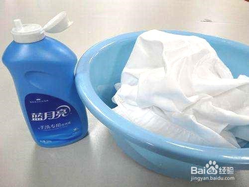 正确使用蓝月亮机洗绝配解决洗衣油渍难题