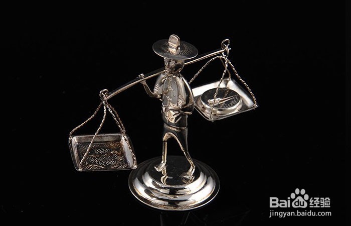 银器中的挑担子人物摆件如何欣赏