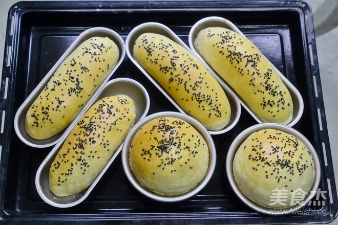 罗勒香肠早餐包