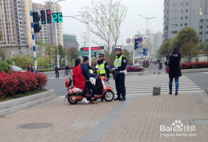 电动车被交警扣了怎么办？