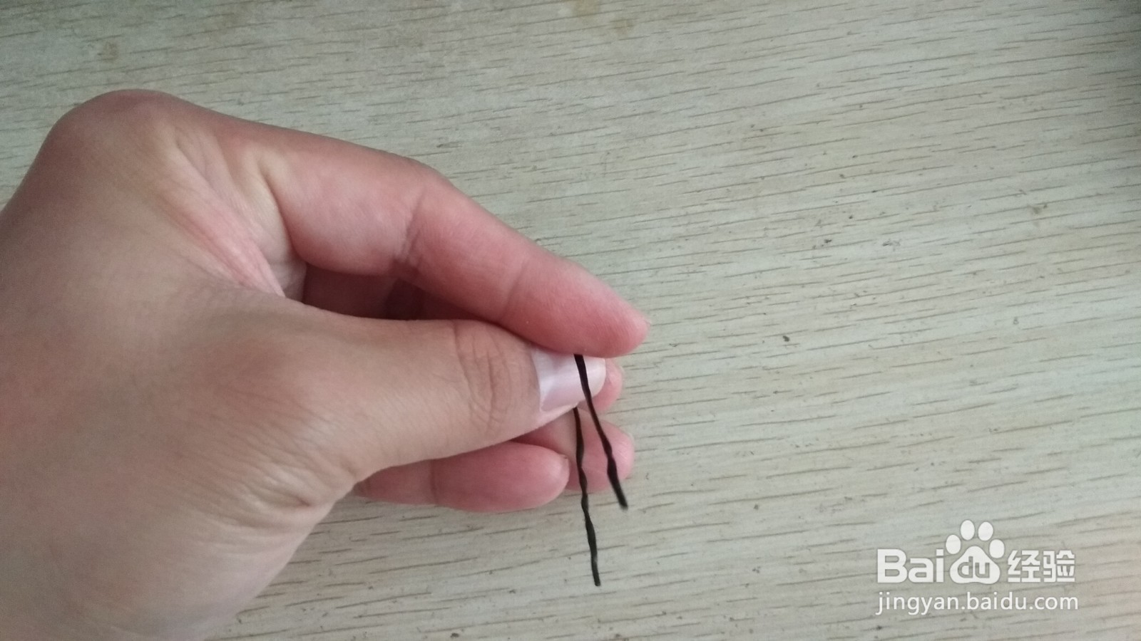 如何用一个数据线绑绳做有凹槽的中性笔的支架
