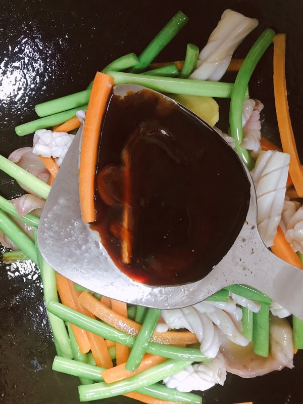 #营养小食光#家常菜【蒜苔炒鱿鱼】