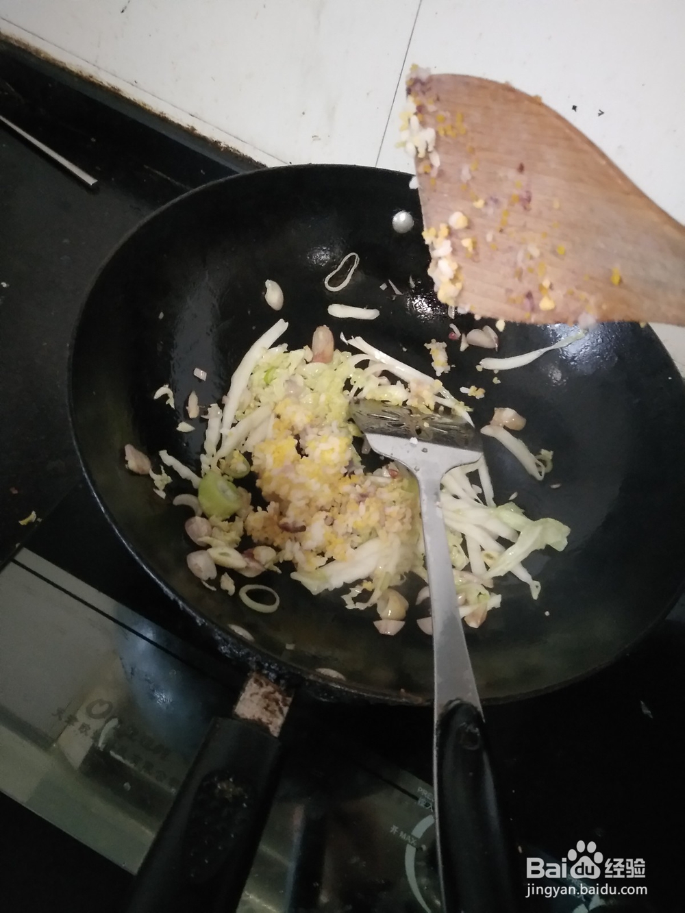蹄膀罐头肉炒米饭