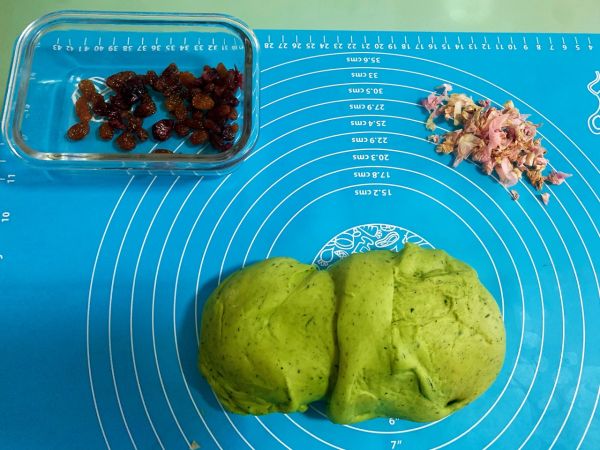 菠菜葡萄干玫瑰面包