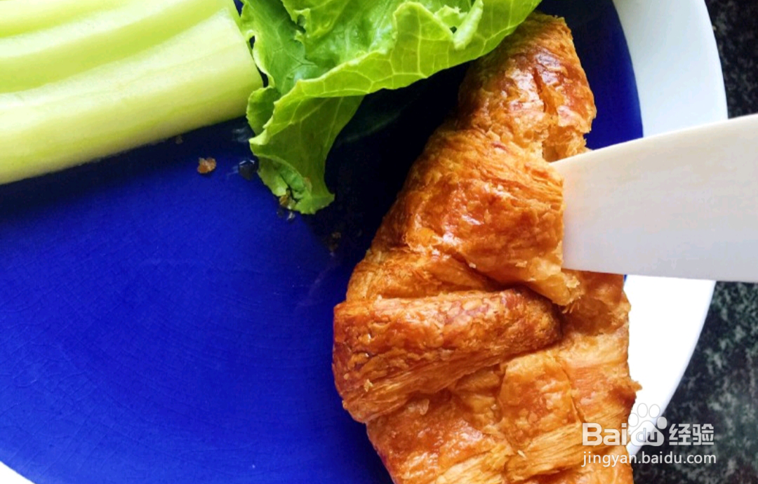 如何做出金枪鱼可颂三明治?