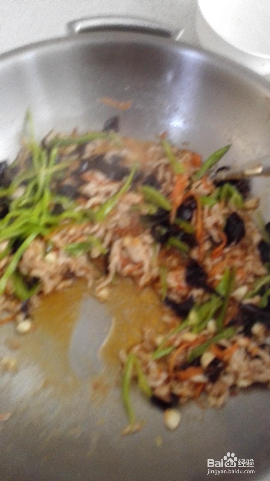 在家做鱼香肉丝用泰式甜辣酱代替泡椒