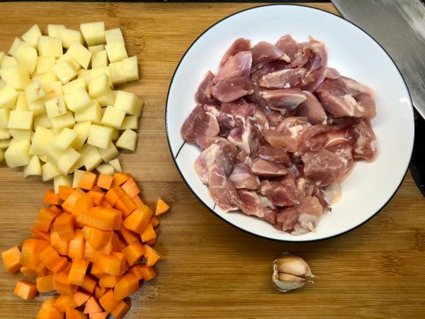 油焖土豆鸡腿肉