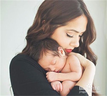 怎么抱三个月的宝宝不哭？