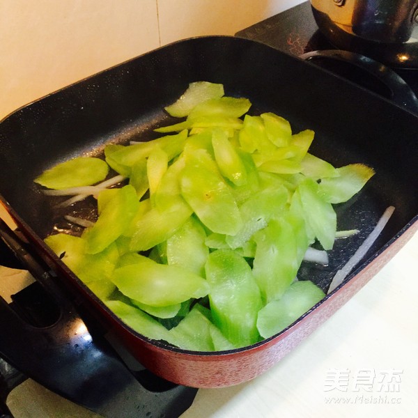 肉片炒莴笋的做法