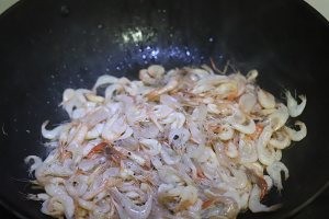 芹菜炒河虾的做法