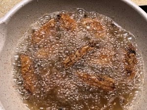 外脆里嫩的蒜香炸鸡翅