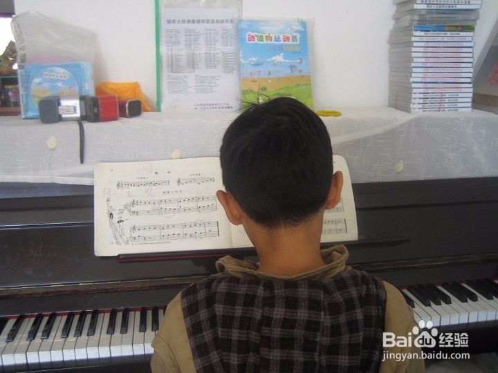 老年人怎样让孩子练习弹立式钢琴---短视频