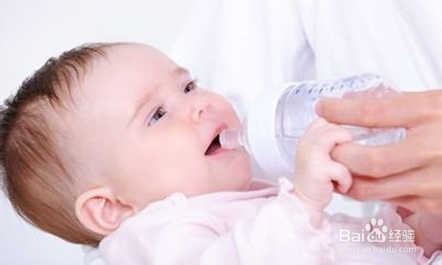 婴儿期宝宝吐浓稠奶块,怎么办?