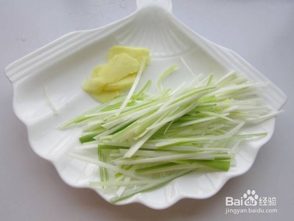 葱油黄花鱼的具体做法