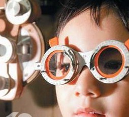 眼睛近视怎样配眼镜