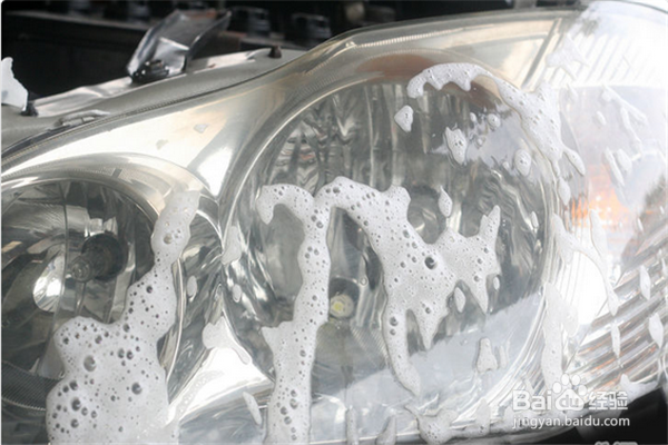 汽车大灯模糊了如何修复？