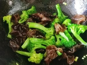 怎么做西兰花炒木耳