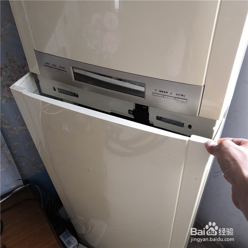 如何维修空调进风口面板不能自动关闭打开的办法