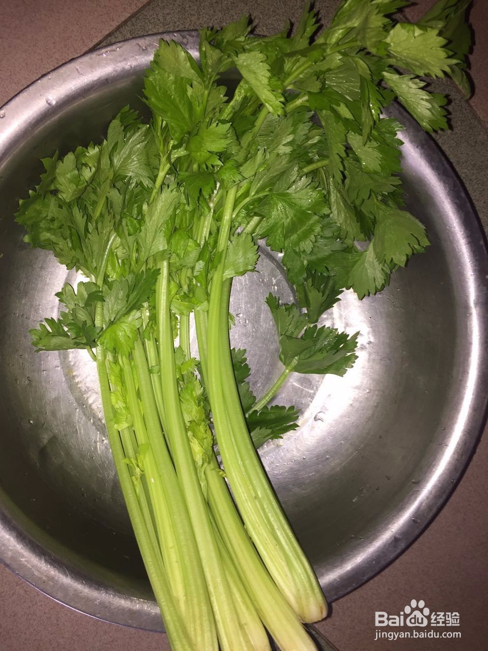 芹菜鸡蛋煎饼的家常做法