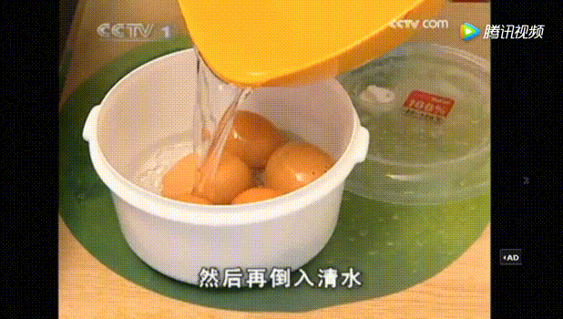 如何巧剥皮蛋壳？