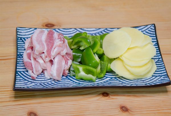 五花肉干煸土豆片